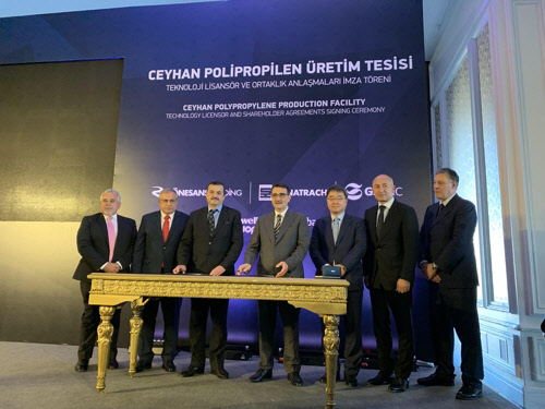 지난달 26일(현지시간) 터키 이스탄불에서 터키 르네상스 홀딩스의 자회사인 CPEY 지분 49%를 인수하는 주주 계약이 체결됐다. 관계자들이 기념 사진을 찍고 있다.<GS건설 제공>